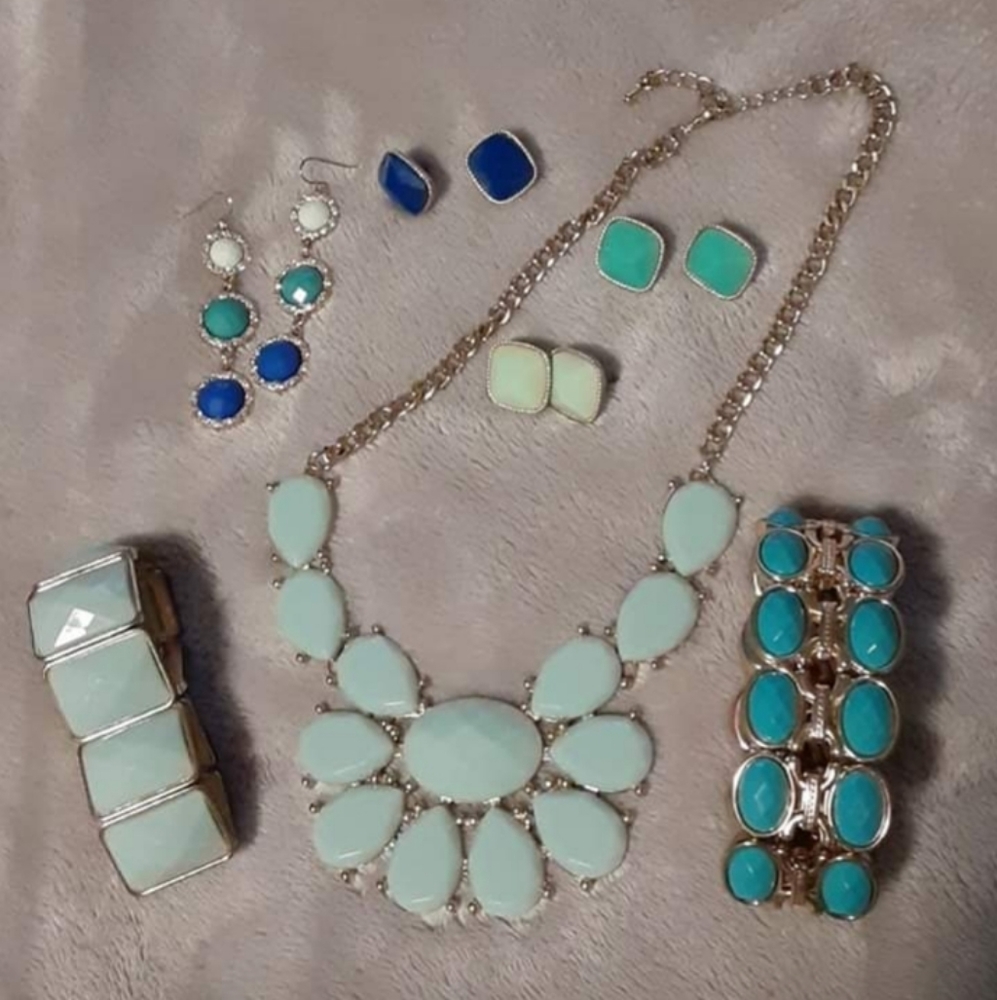 Eartings, necklace and bracelets
